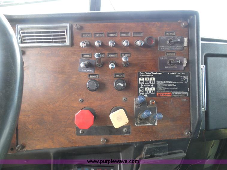 image for item I3403 1992 Peterbilt 379 semi truck