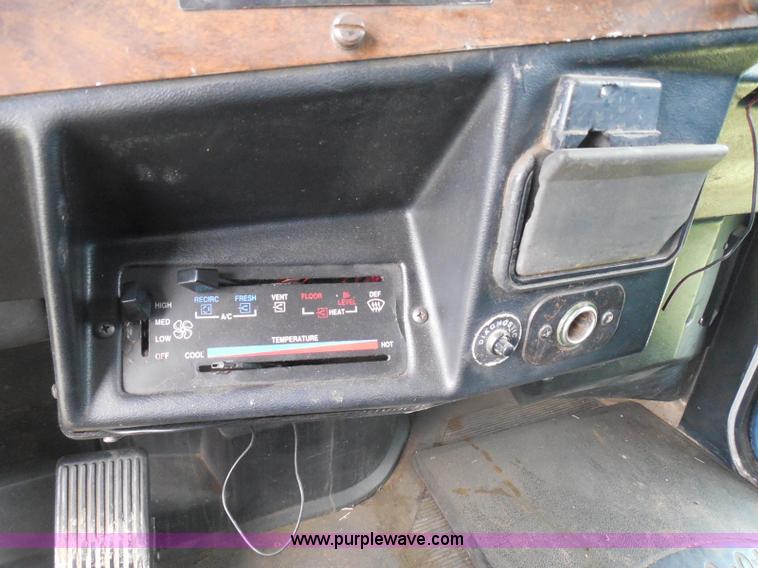 image for item I3403 1992 Peterbilt 379 semi truck