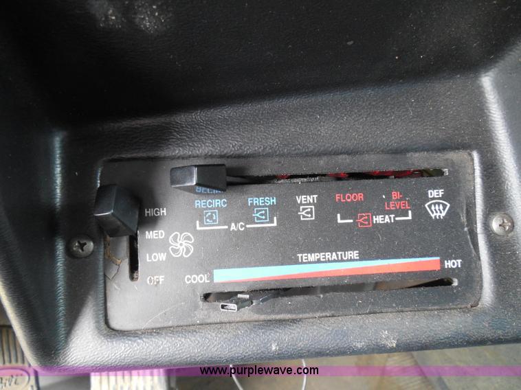 image for item I3403 1992 Peterbilt 379 semi truck