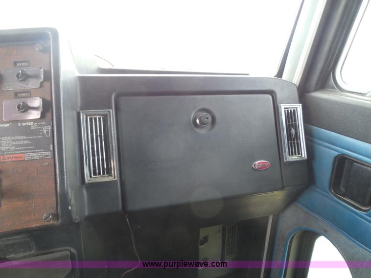 image for item I3403 1992 Peterbilt 379 semi truck