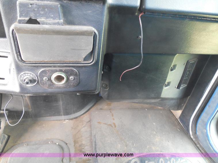 image for item I3403 1992 Peterbilt 379 semi truck