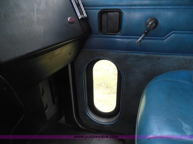 image for item I3403 1992 Peterbilt 379 semi truck