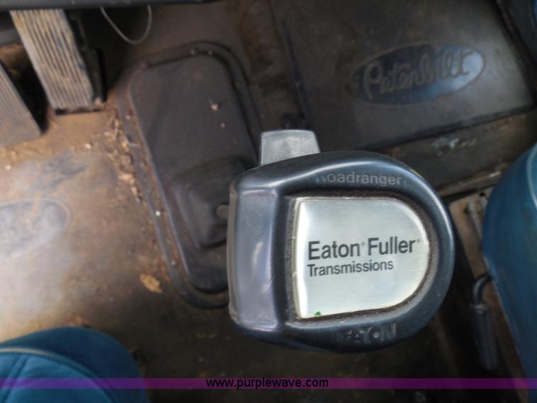 image for item I3403 1992 Peterbilt 379 semi truck