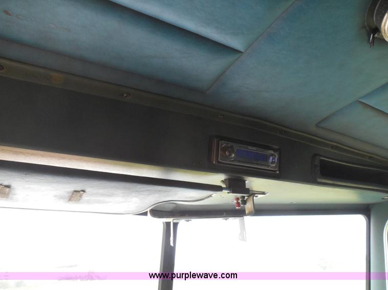 image for item I3403 1992 Peterbilt 379 semi truck