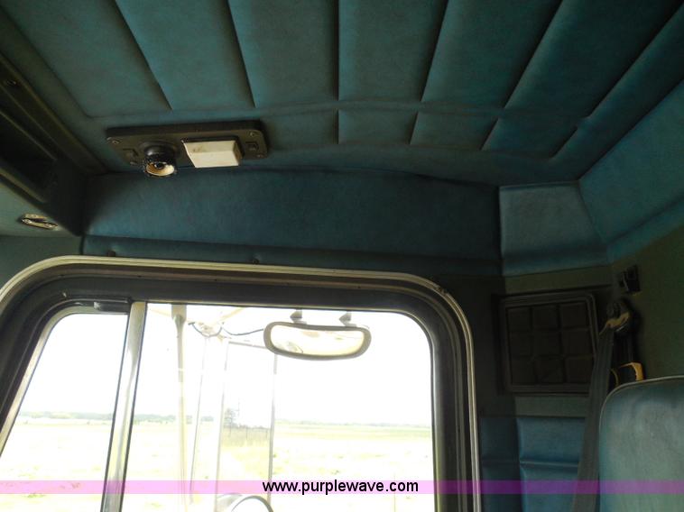 image for item I3403 1992 Peterbilt 379 semi truck