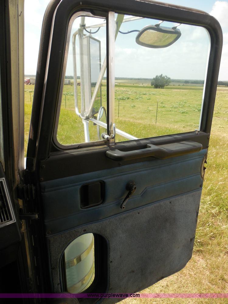 image for item I3403 1992 Peterbilt 379 semi truck