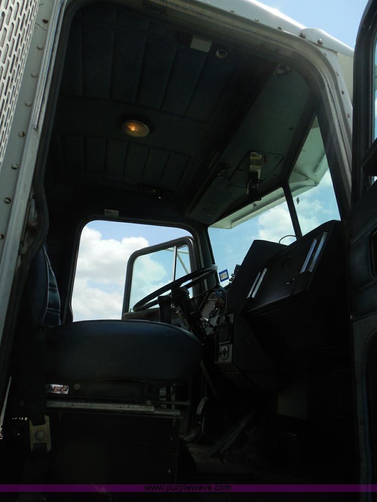 image for item I3403 1992 Peterbilt 379 semi truck