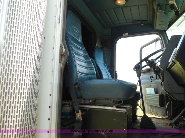 image for item I3403 1992 Peterbilt 379 semi truck