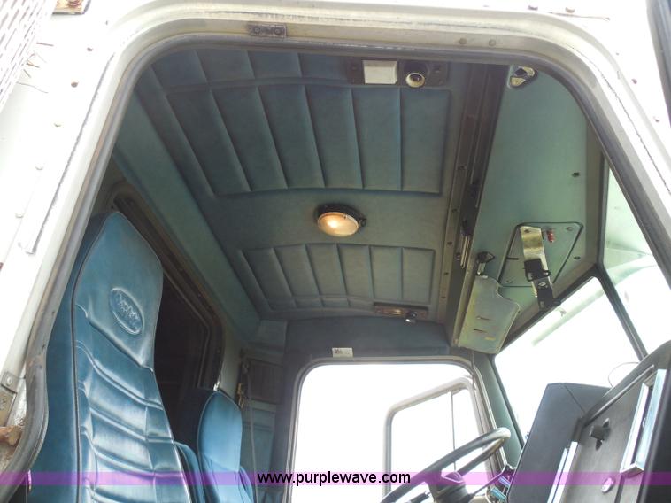 image for item I3403 1992 Peterbilt 379 semi truck