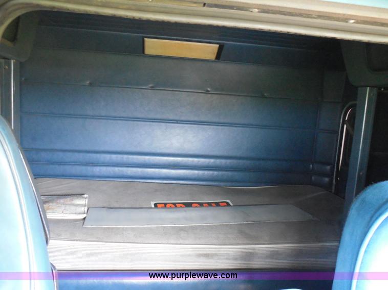 image for item I3403 1992 Peterbilt 379 semi truck