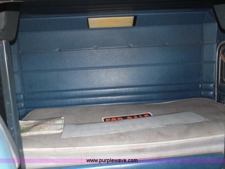 image for item I3403 1992 Peterbilt 379 semi truck