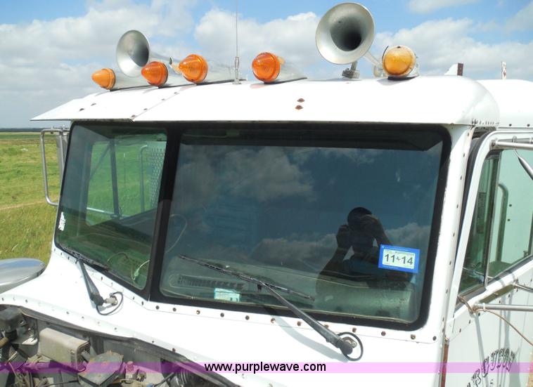 image for item I3403 1992 Peterbilt 379 semi truck