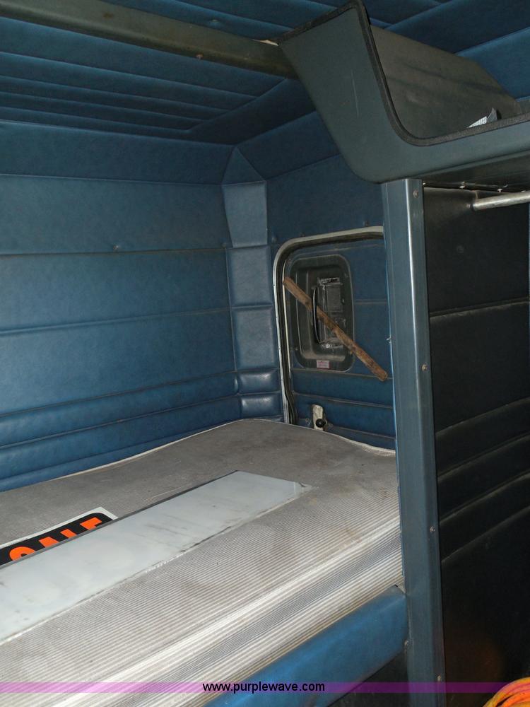 image for item I3403 1992 Peterbilt 379 semi truck