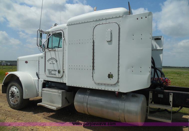 image for item I3403 1992 Peterbilt 379 semi truck