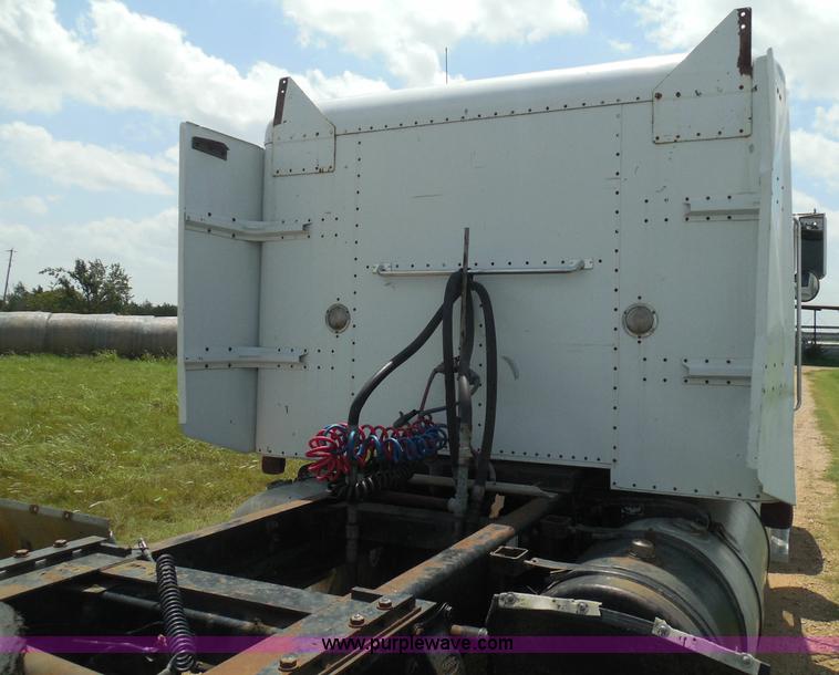 image for item I3403 1992 Peterbilt 379 semi truck