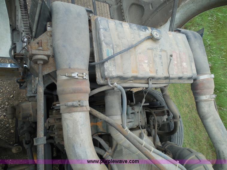 image for item I3403 1992 Peterbilt 379 semi truck