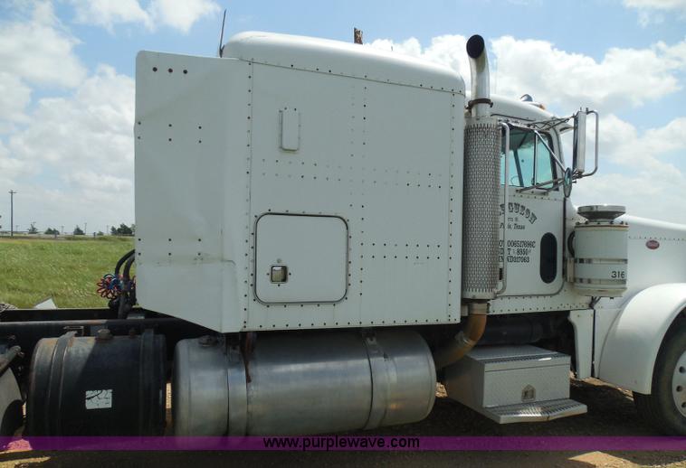image for item I3403 1992 Peterbilt 379 semi truck