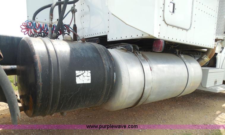 image for item I3403 1992 Peterbilt 379 semi truck