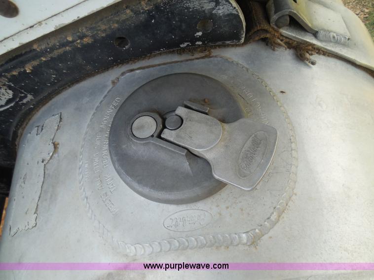 image for item I3403 1992 Peterbilt 379 semi truck