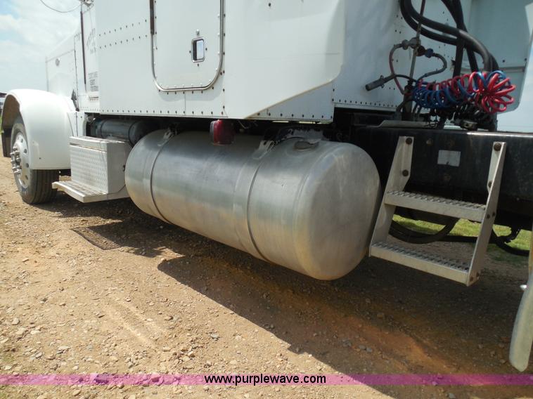 image for item I3403 1992 Peterbilt 379 semi truck