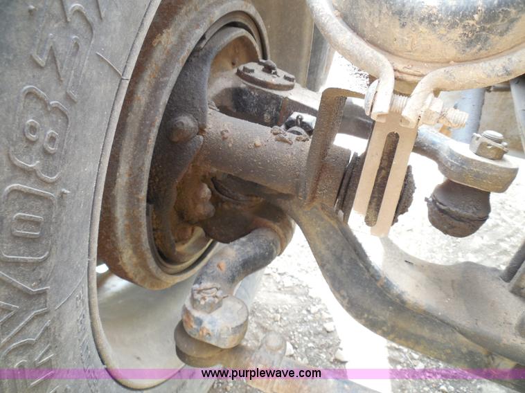 image for item I3403 1992 Peterbilt 379 semi truck