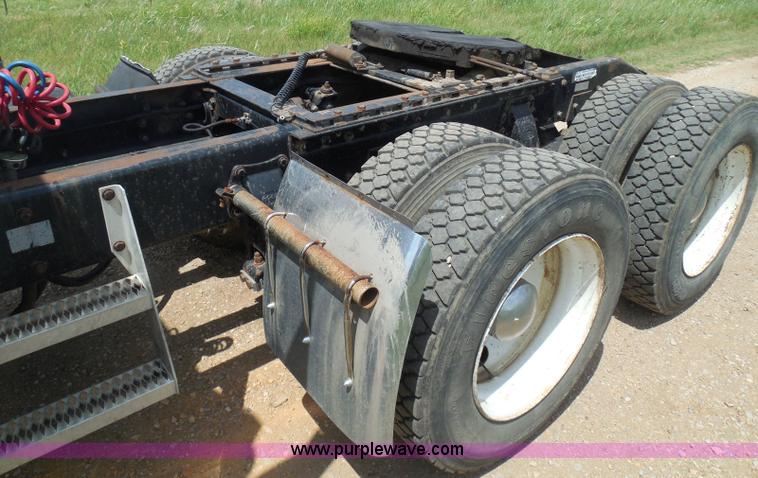 image for item I3403 1992 Peterbilt 379 semi truck