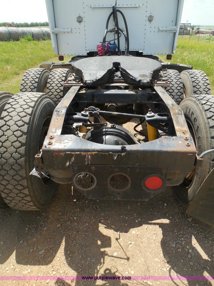 image for item I3403 1992 Peterbilt 379 semi truck