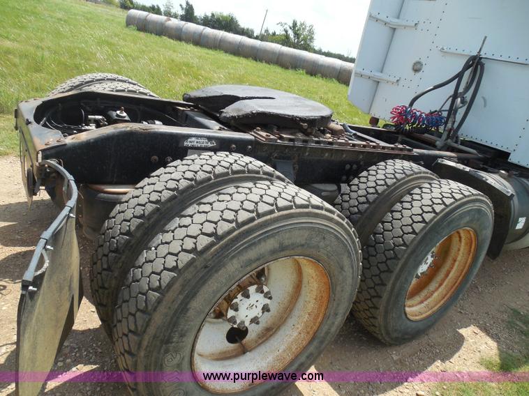 image for item I3403 1992 Peterbilt 379 semi truck