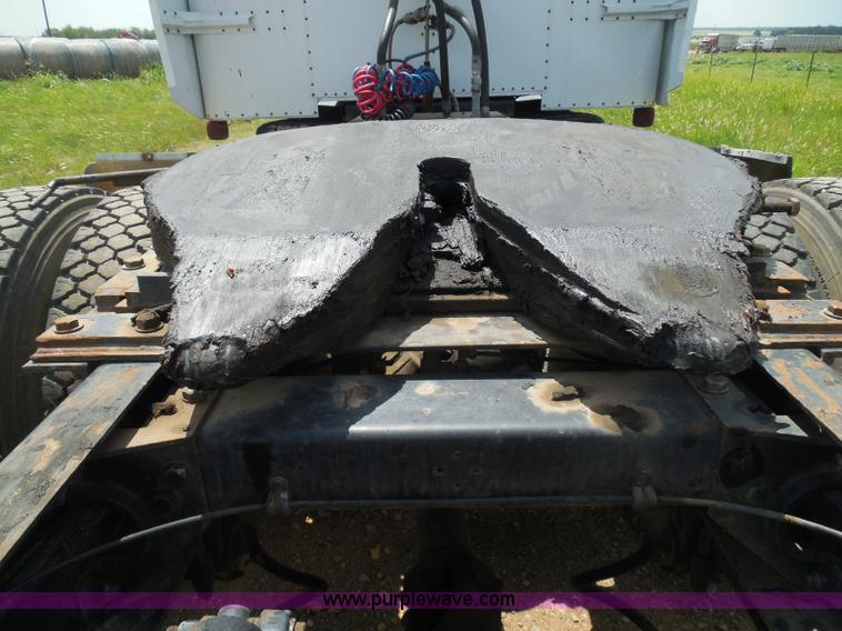 image for item I3403 1992 Peterbilt 379 semi truck