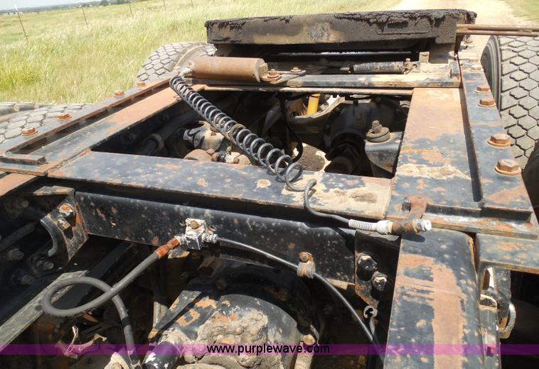 image for item I3403 1992 Peterbilt 379 semi truck