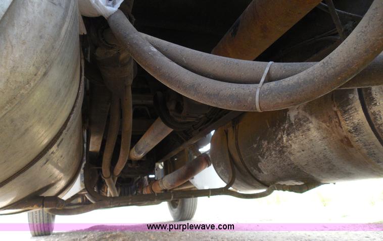 image for item I3403 1992 Peterbilt 379 semi truck