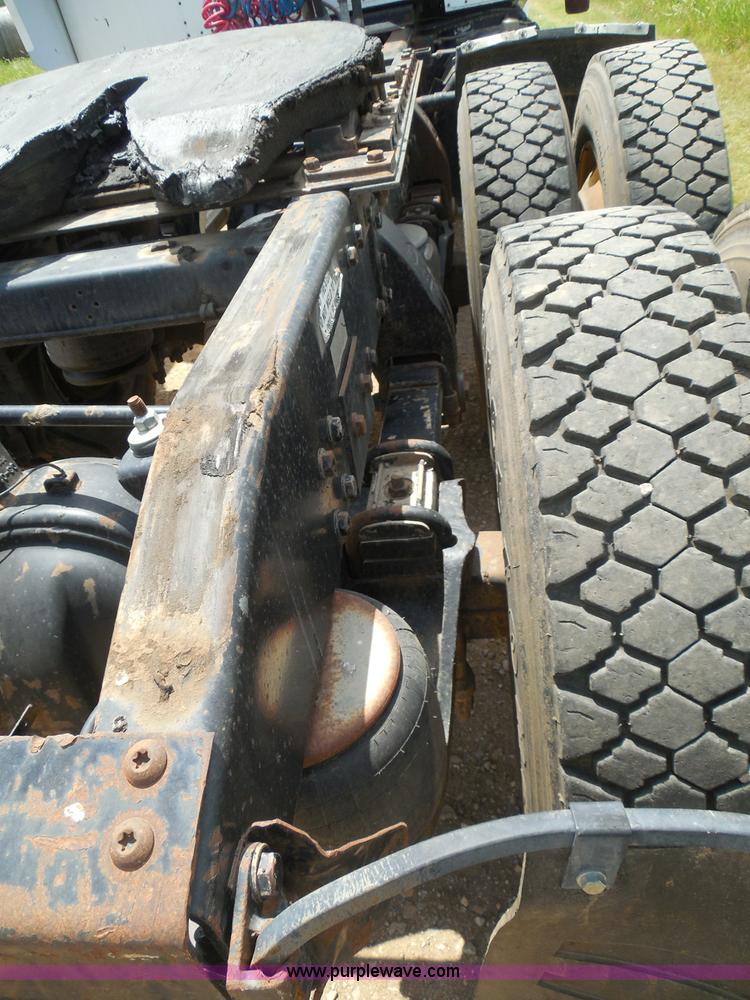 image for item I3403 1992 Peterbilt 379 semi truck