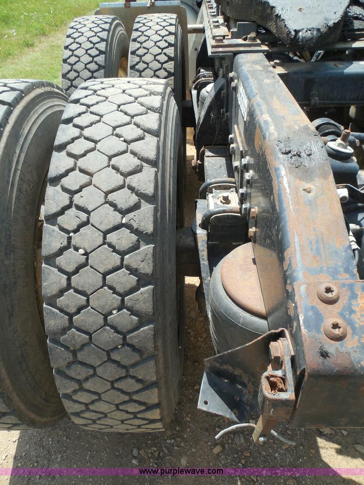 image for item I3403 1992 Peterbilt 379 semi truck