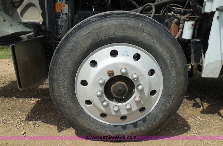 image for item I3403 1992 Peterbilt 379 semi truck