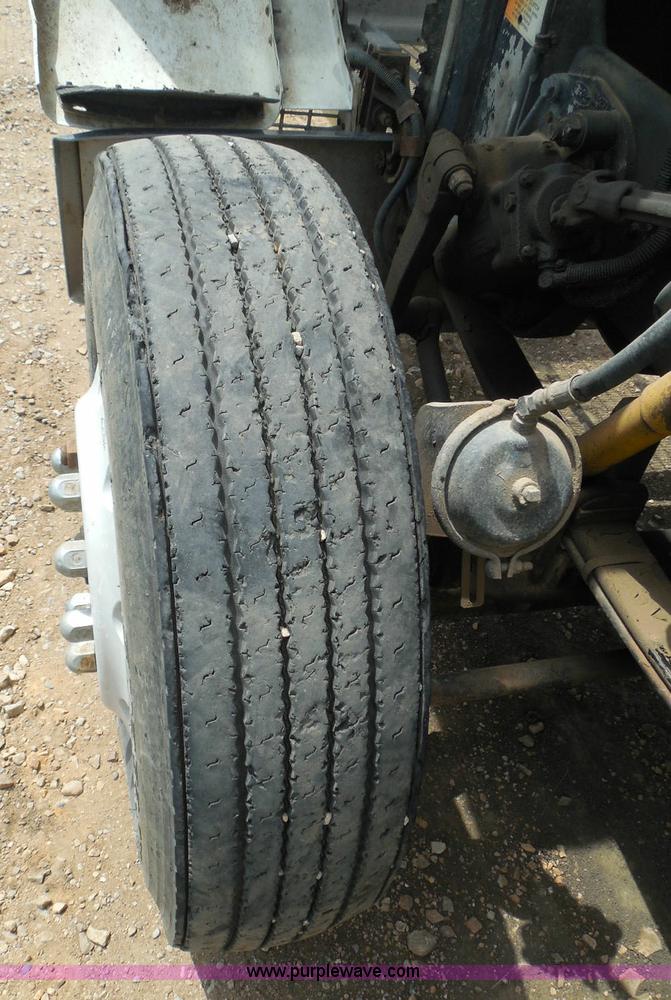 image for item I3403 1992 Peterbilt 379 semi truck