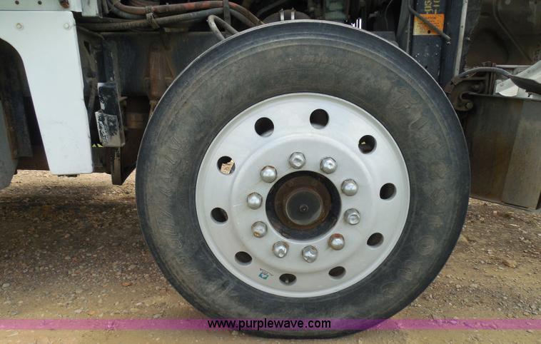 image for item I3403 1992 Peterbilt 379 semi truck