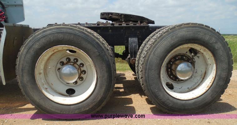 image for item I3403 1992 Peterbilt 379 semi truck