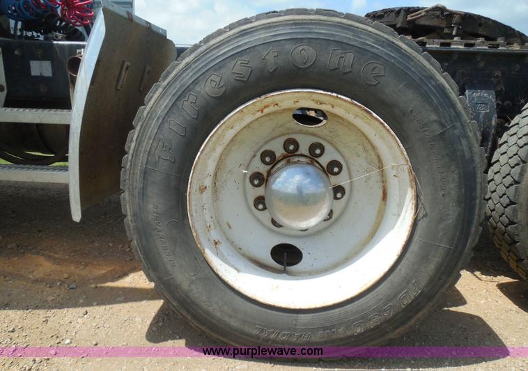 image for item I3403 1992 Peterbilt 379 semi truck