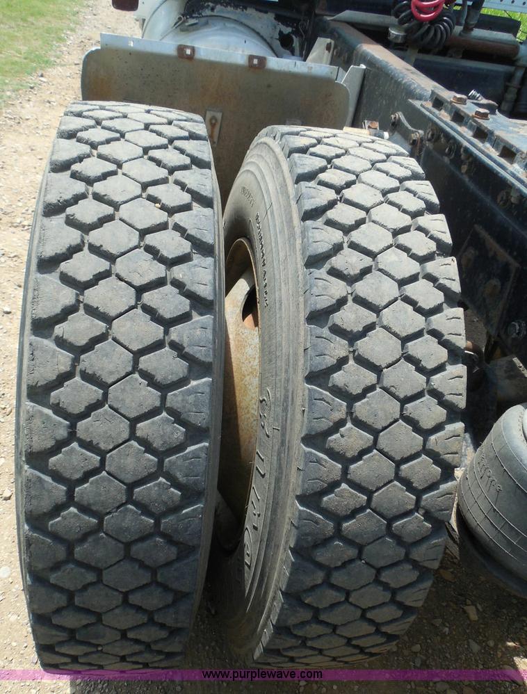 image for item I3403 1992 Peterbilt 379 semi truck