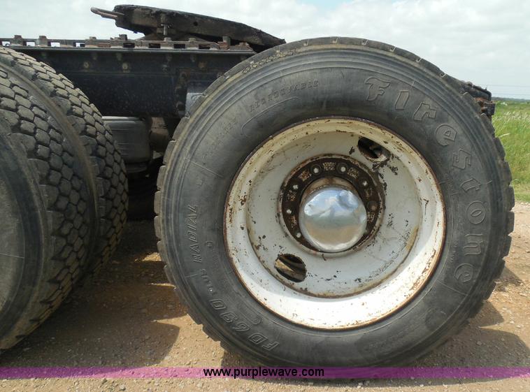 image for item I3403 1992 Peterbilt 379 semi truck