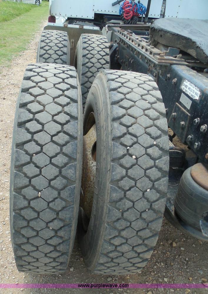 image for item I3403 1992 Peterbilt 379 semi truck