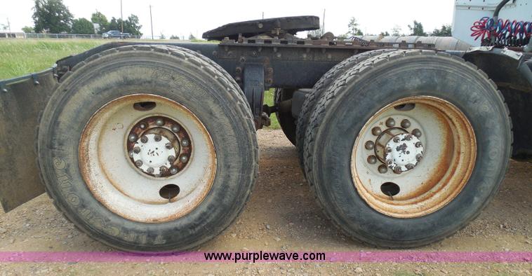 image for item I3403 1992 Peterbilt 379 semi truck