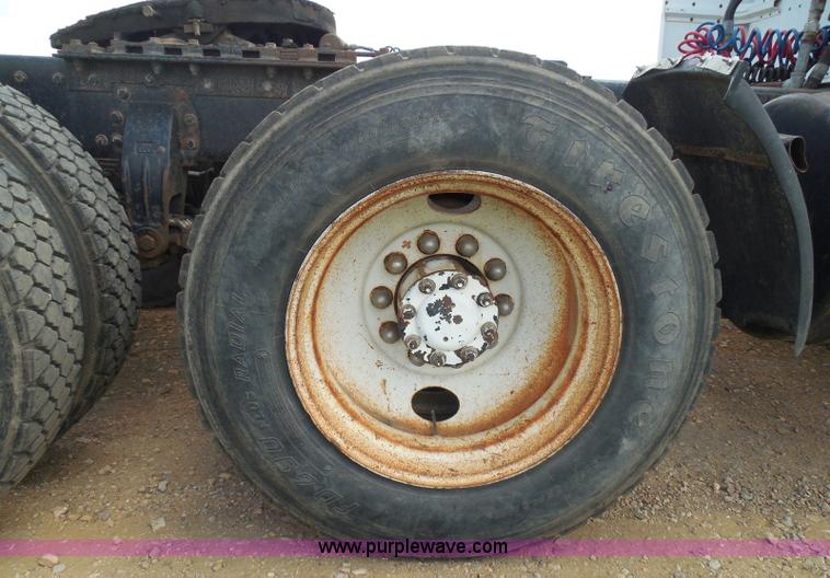 image for item I3403 1992 Peterbilt 379 semi truck