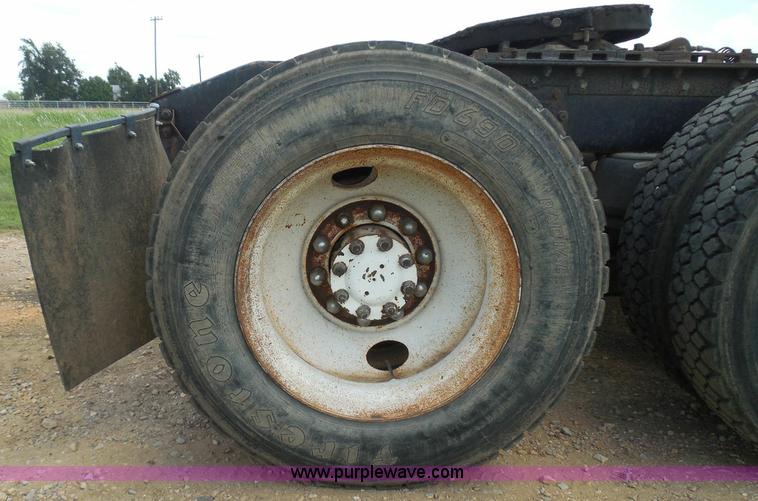 image for item I3403 1992 Peterbilt 379 semi truck