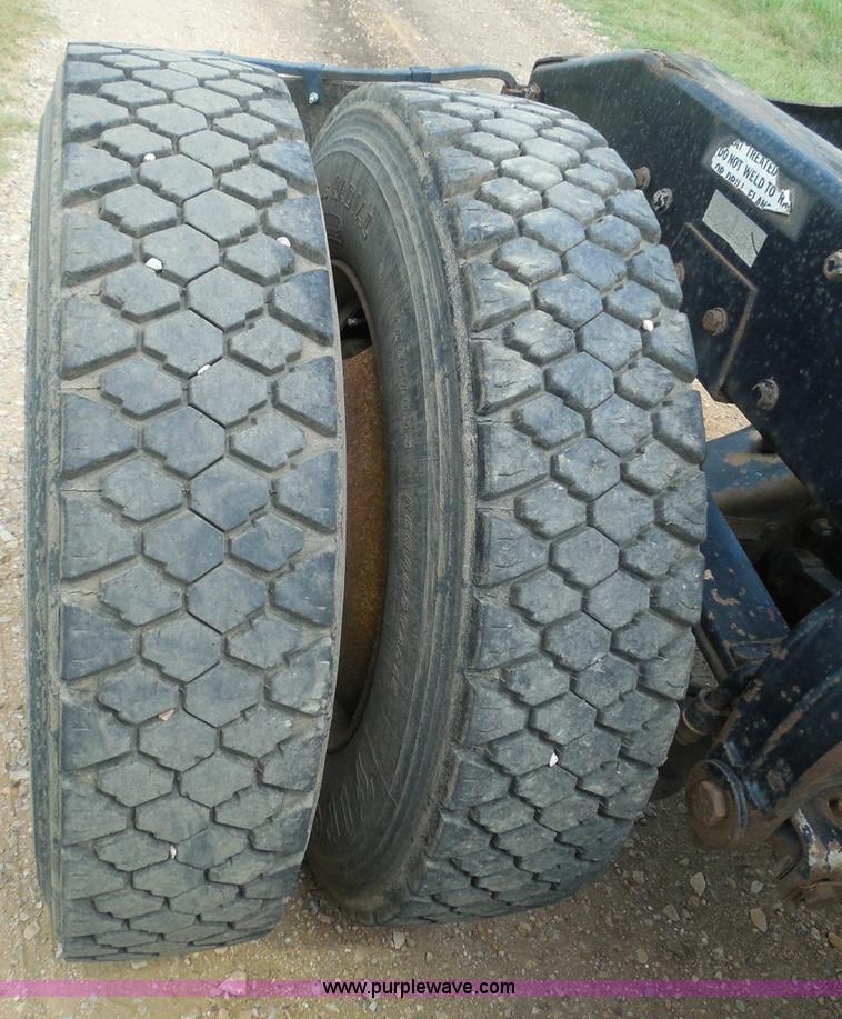 image for item I3403 1992 Peterbilt 379 semi truck