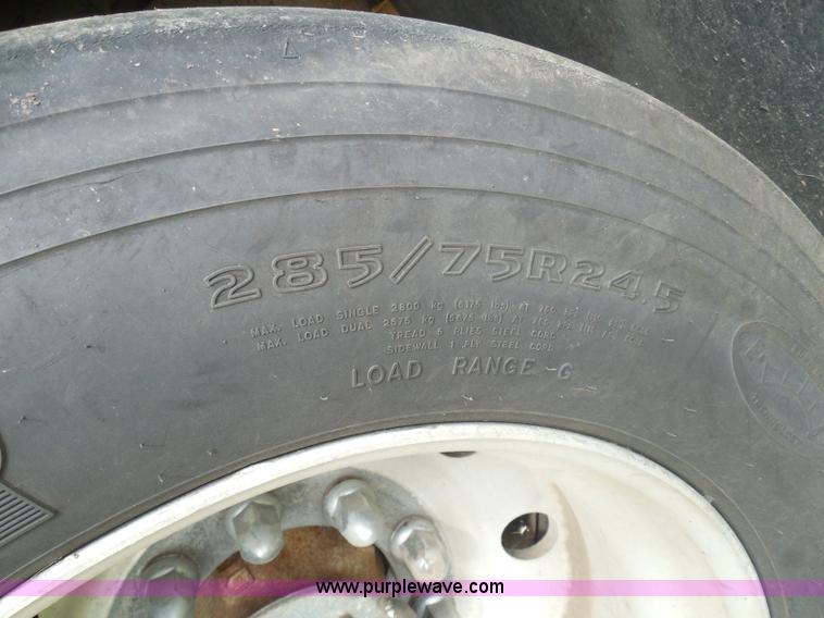 image for item I3406 2001 Barrett livestock trailer