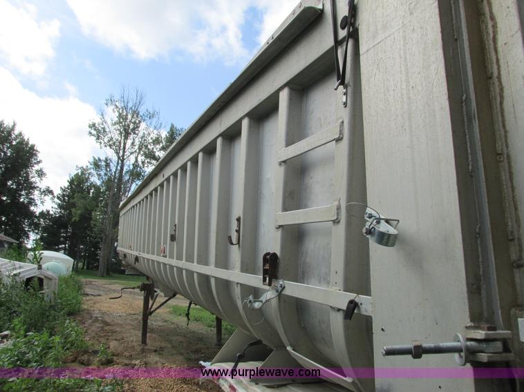 image for item I3834 1985 Freuhauf end dump trailer