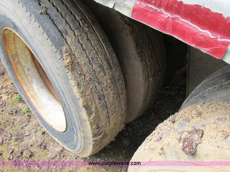 image for item I3834 1985 Freuhauf end dump trailer