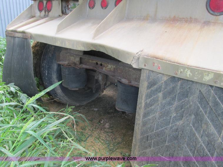 image for item I3834 1985 Freuhauf end dump trailer