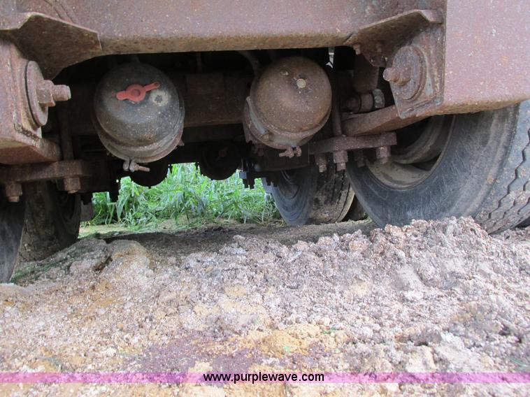 image for item I3834 1985 Freuhauf end dump trailer